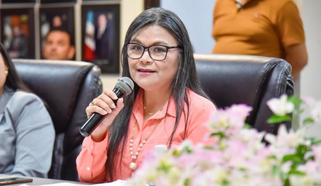 Regidora Lidia Reyes Ley, en el Cabildo de Ahome.